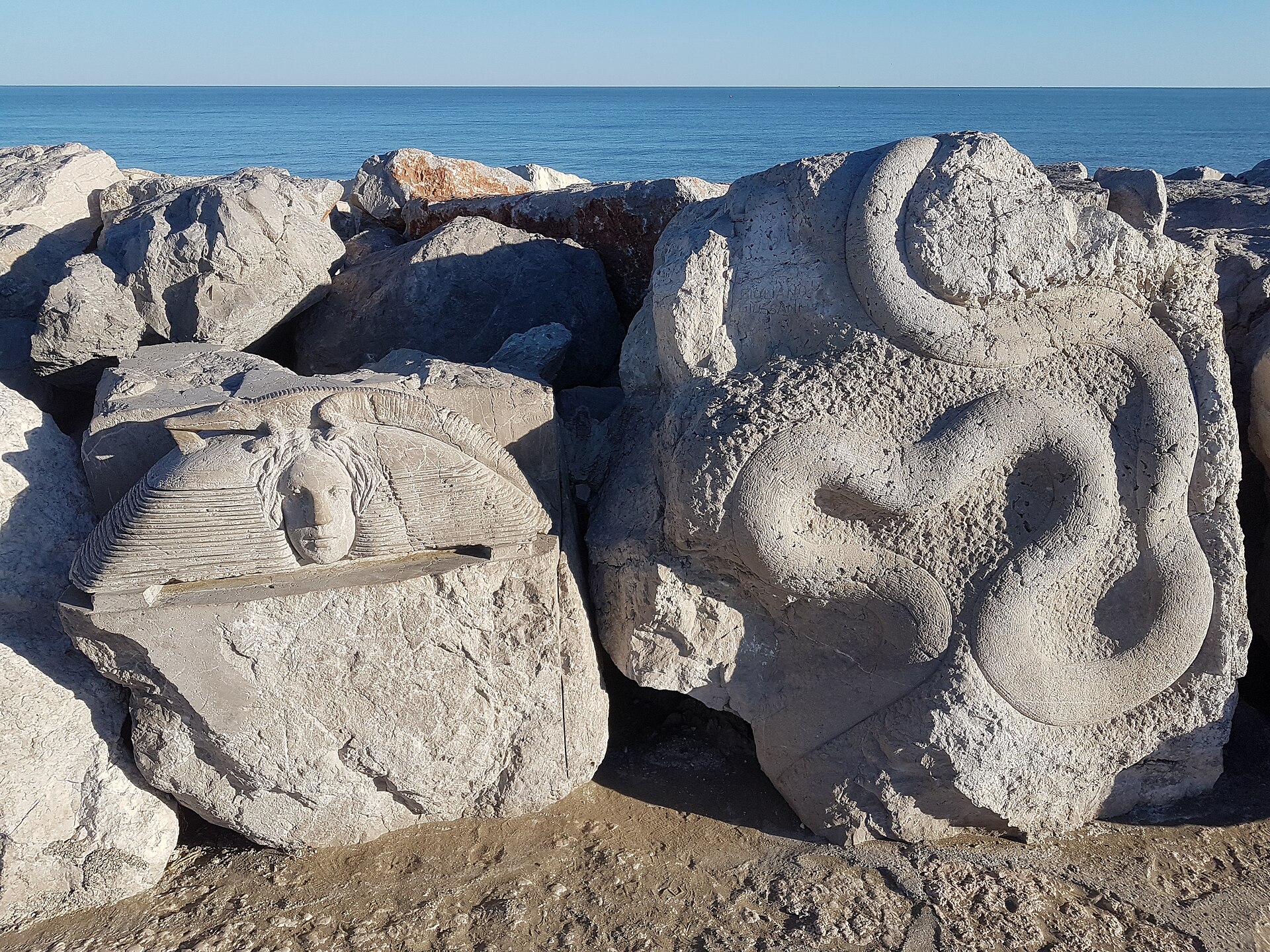 Scultura a spirale sulla Scogliera Viva di Caorle