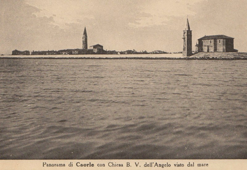 Cartolina storica: panorama di Caorle con la chiesa della Madonna dell'Angelo visto dal mare