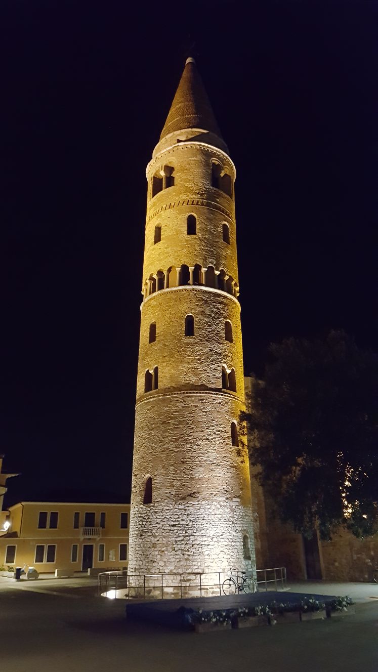 Il campanile cilindrico di Caorle illuminato di notte