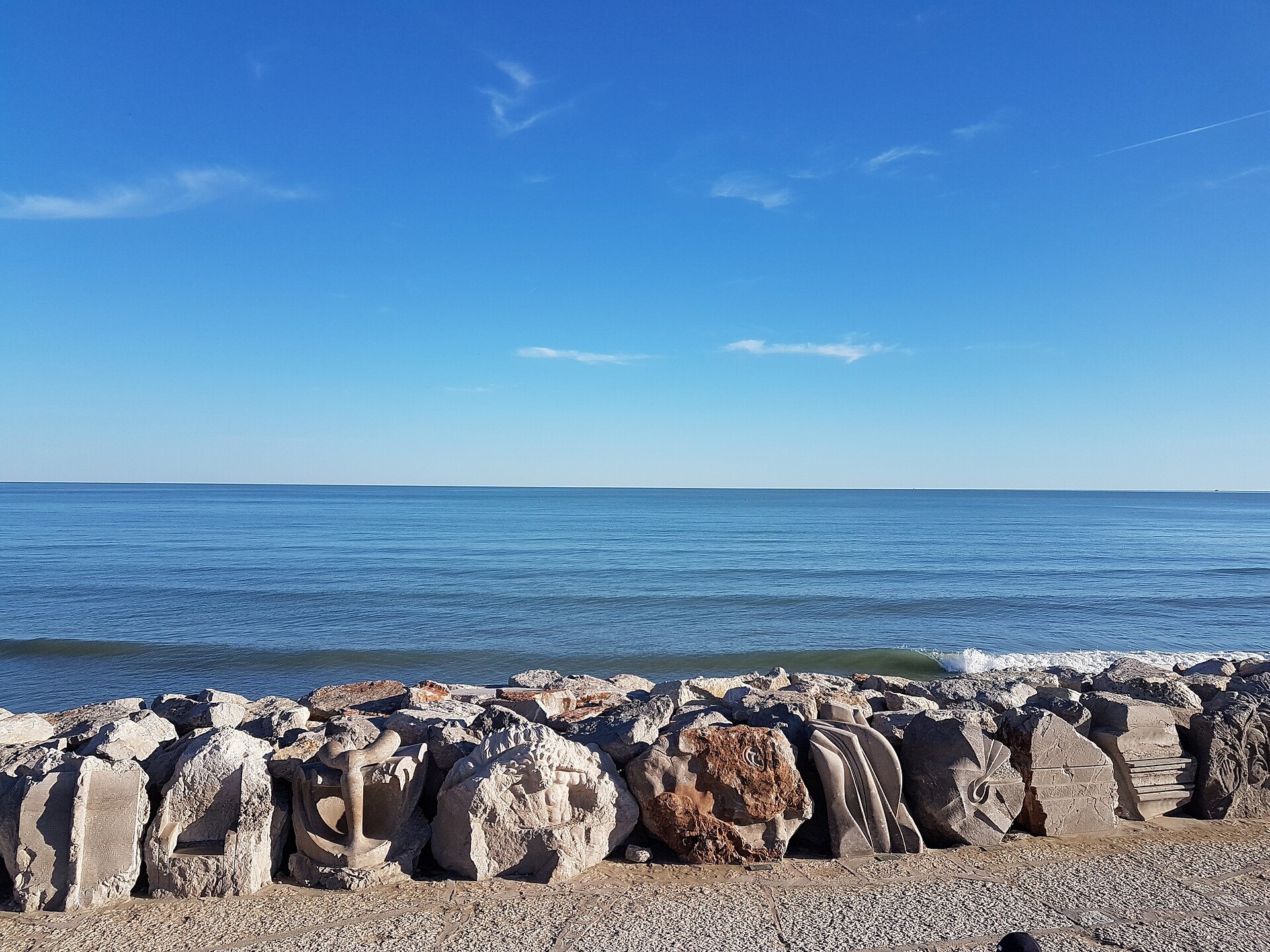La scogliera di Caorle lungo la spiaggia