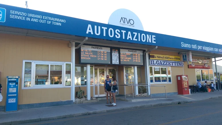 L'esterno dell'autostazione di Caorle con le corriere ATVO
