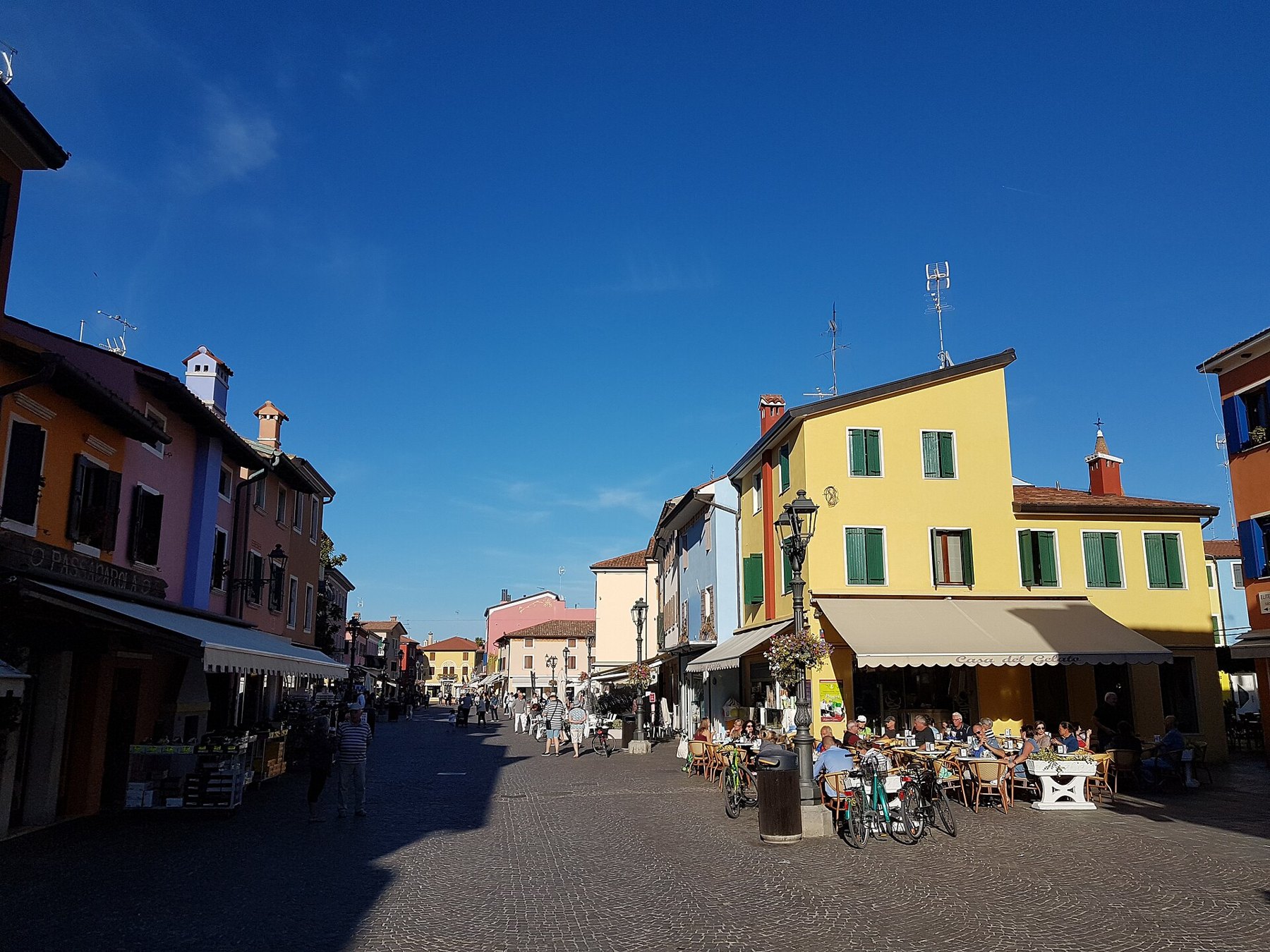 Le calli e le case colorate del centro storico di Caorle