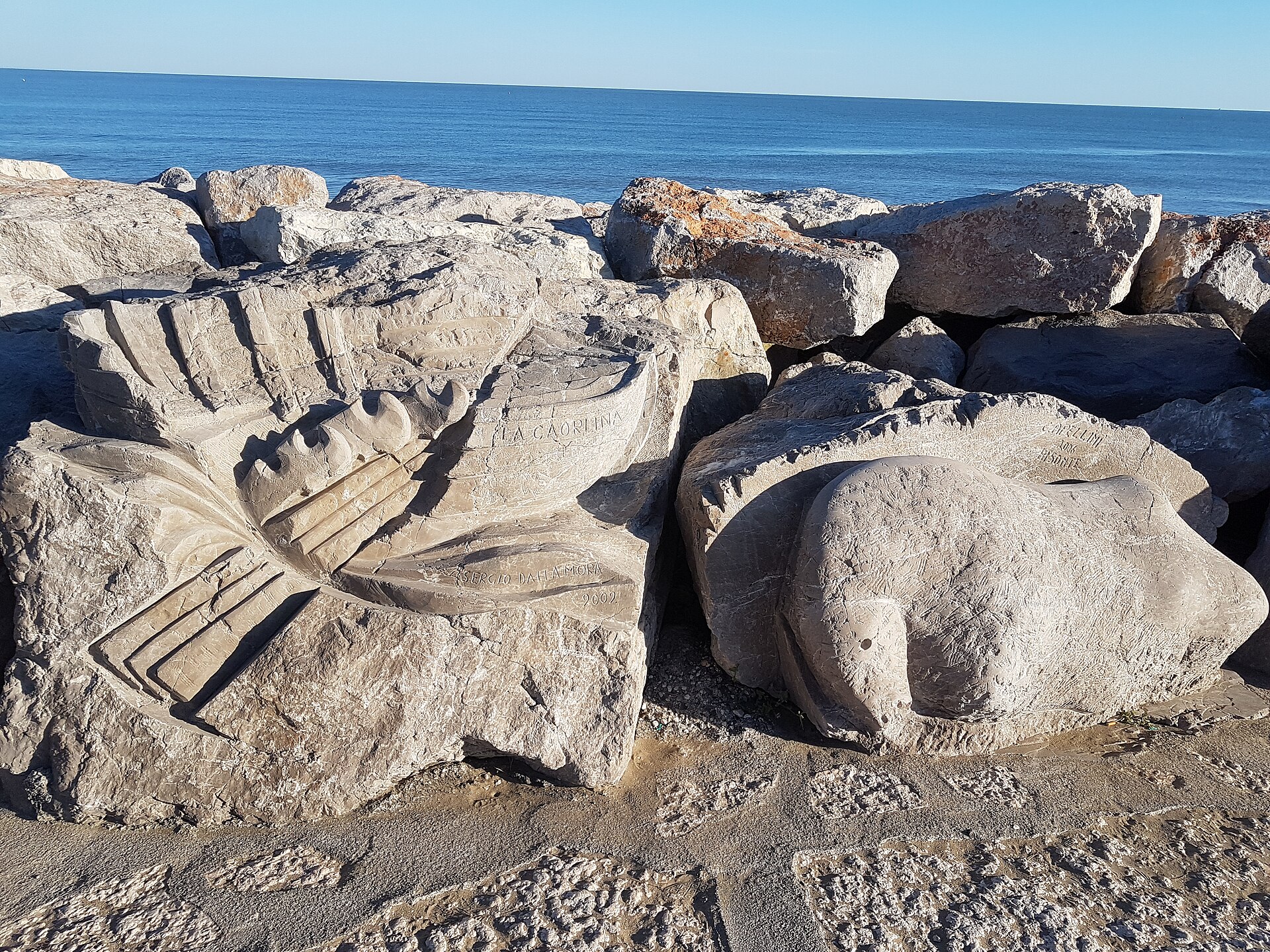 Sculture sulla scogliera di Caorle davanti al mare