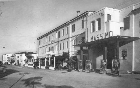 Foto d'archivio: il vecchio Cinema Massimo lungo la via di Caorle