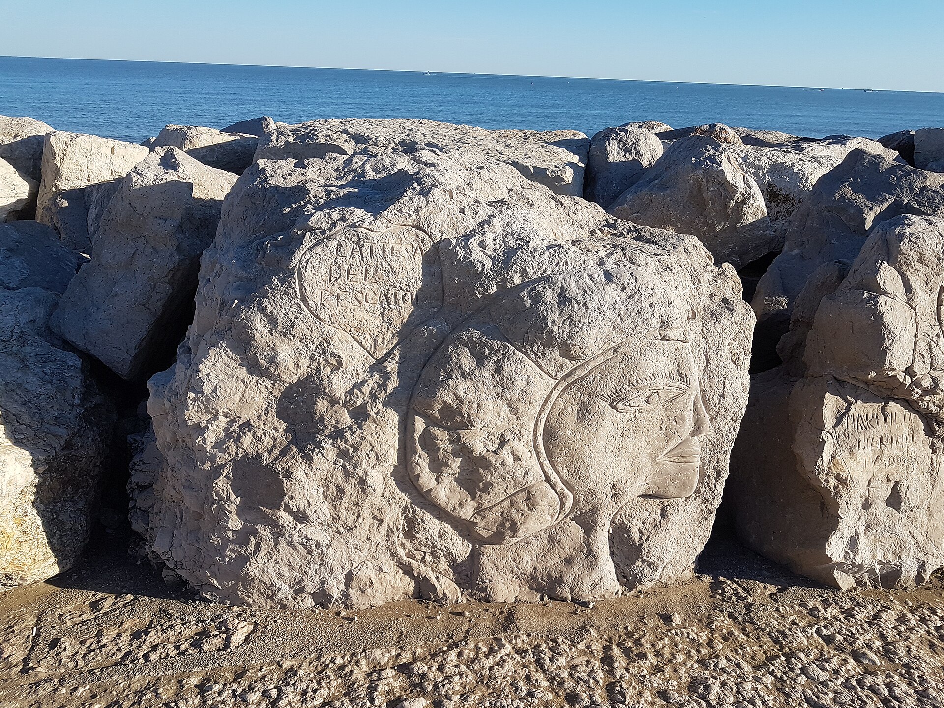 Volto scolpito su un masso della scogliera di Caorle