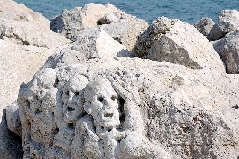 Volti scolpiti nei massi della Scogliera Viva di Caorle