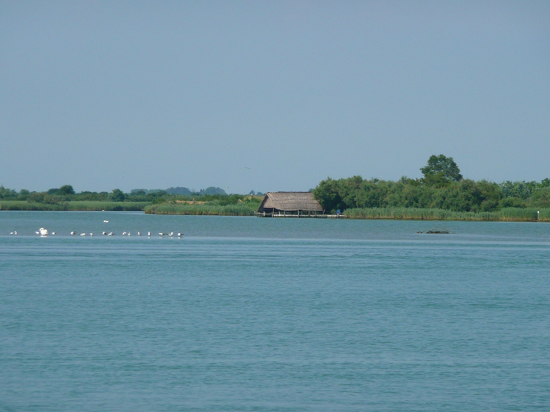 Casone isolato nella laguna di Caorle vista dall'acqua