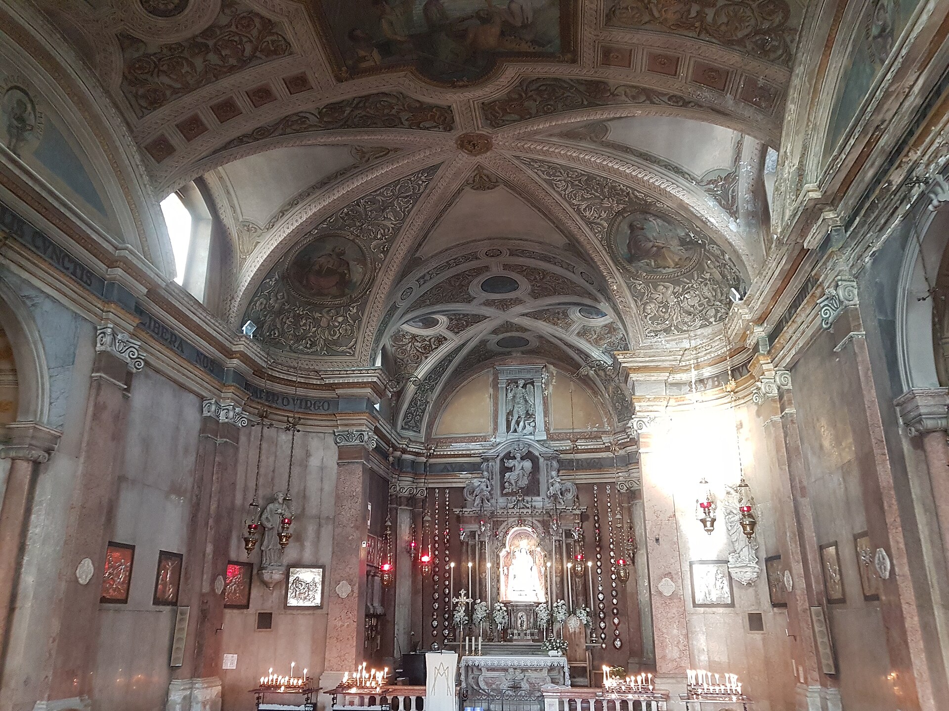 Interno affrescato del santuario della Madonna dell'Angelo