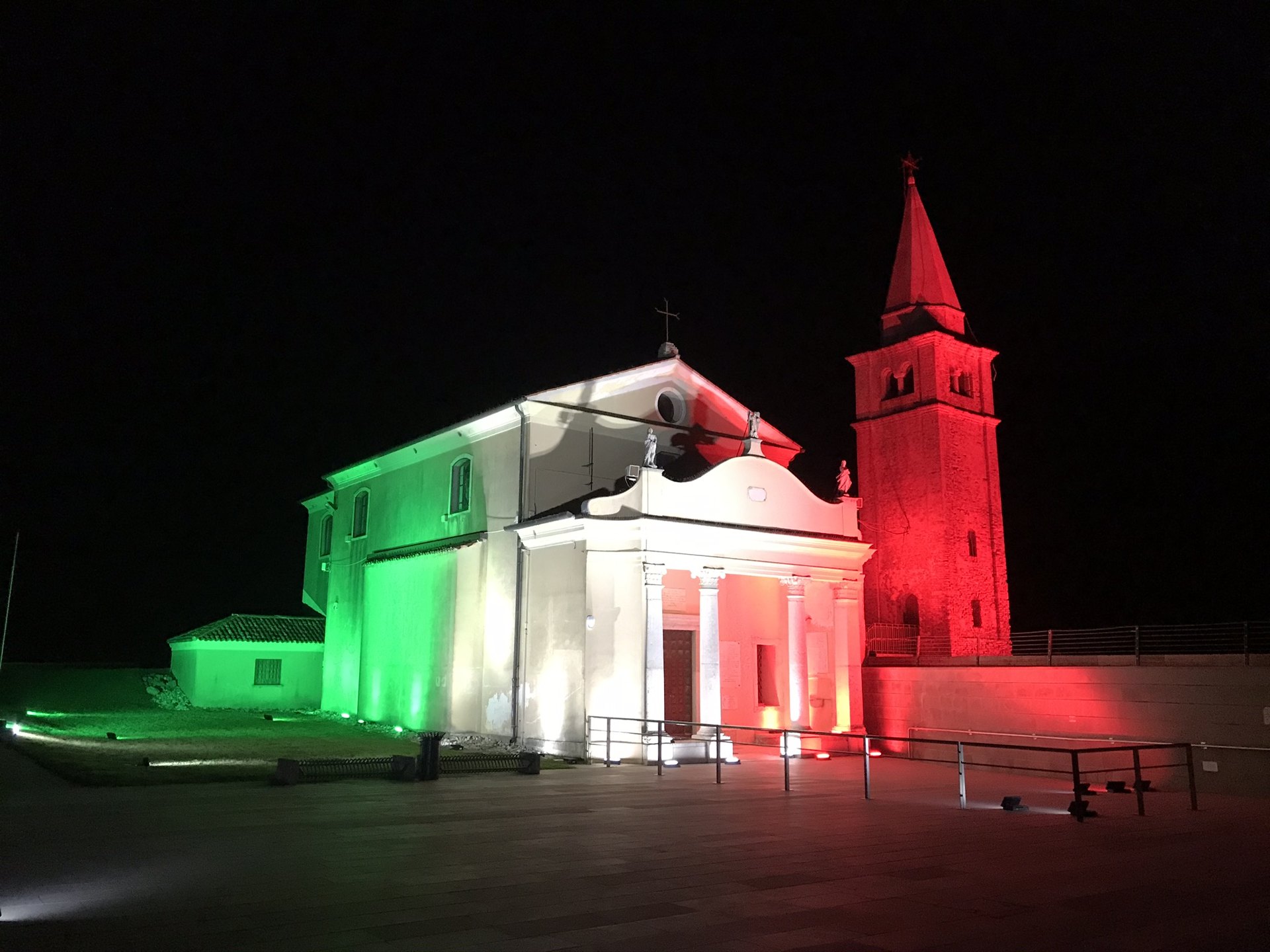 Il santuario della Madonna dell'Angelo di Caorle illuminato di notte