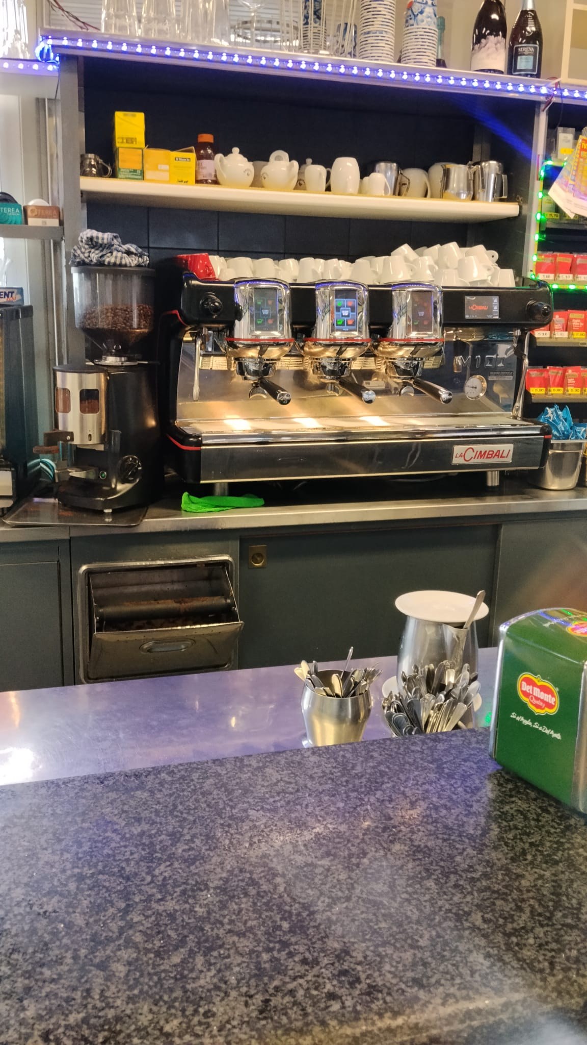 Il banco dello Snack Bar Auto Stazione con la macchina del caffè e le tazzine in fila