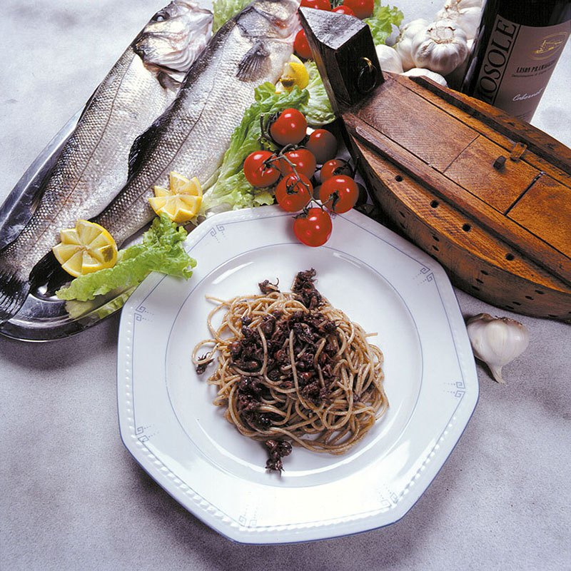 Branzino con pasta al nero