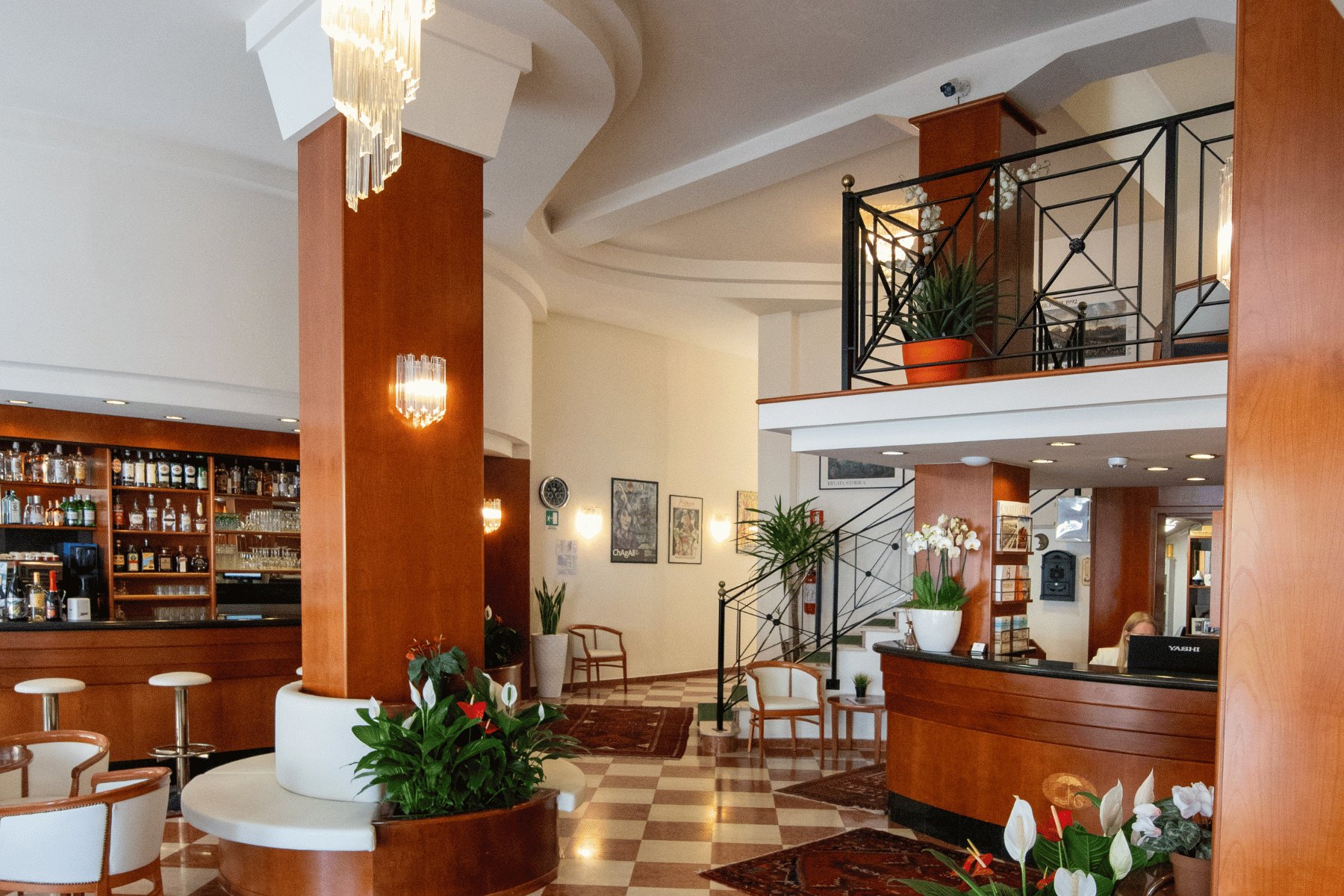 La hall e il bar dell'Hotel Splendid a Caorle