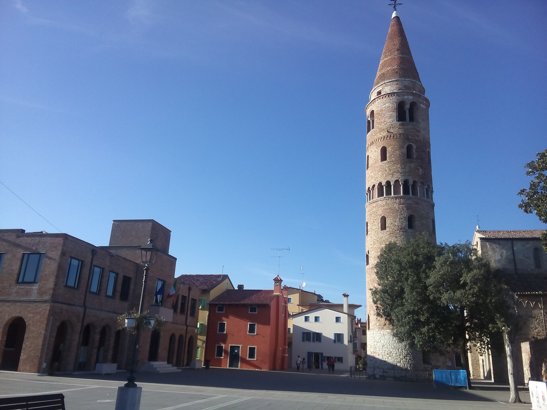 Le case colorate del centro storico di Caorle con il campanile