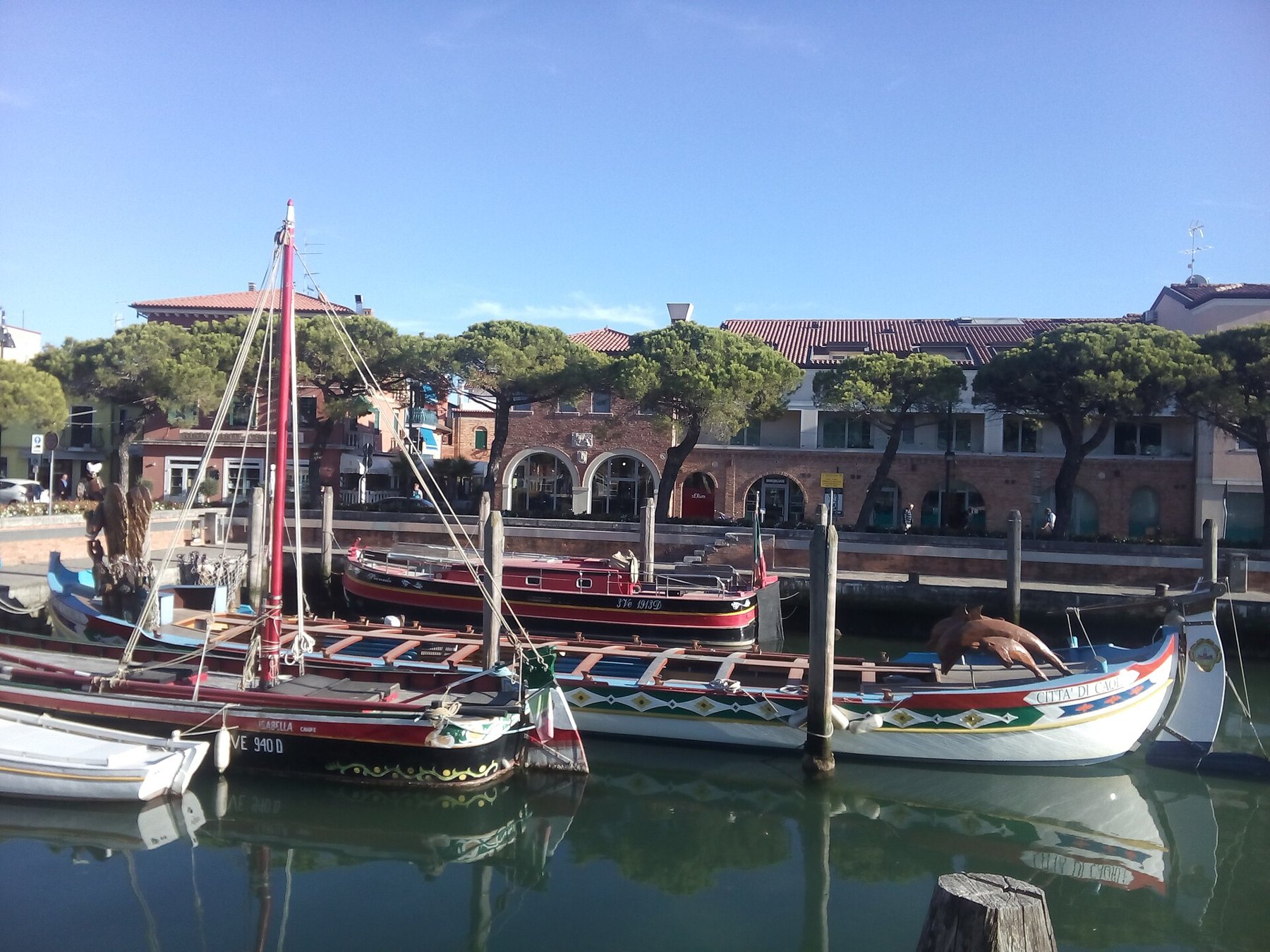 Il porto peschereccio di Caorle con le barche ormeggiate