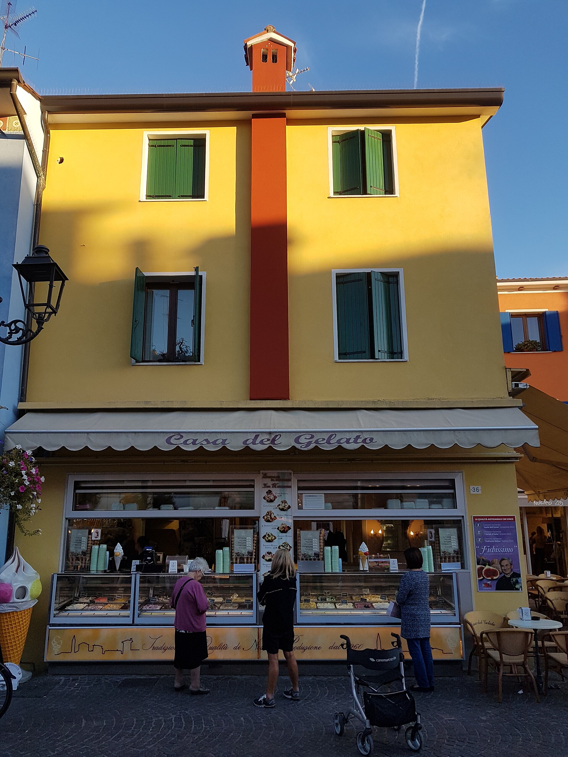 Facciata colorata nel centro storico di Caorle