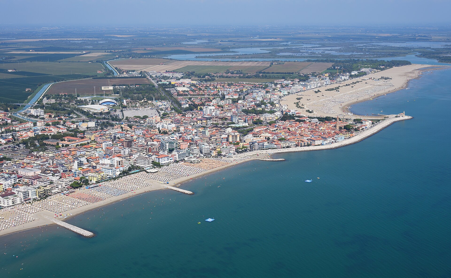 Veduta aerea del centro storico di Caorle sul mare Adriatico