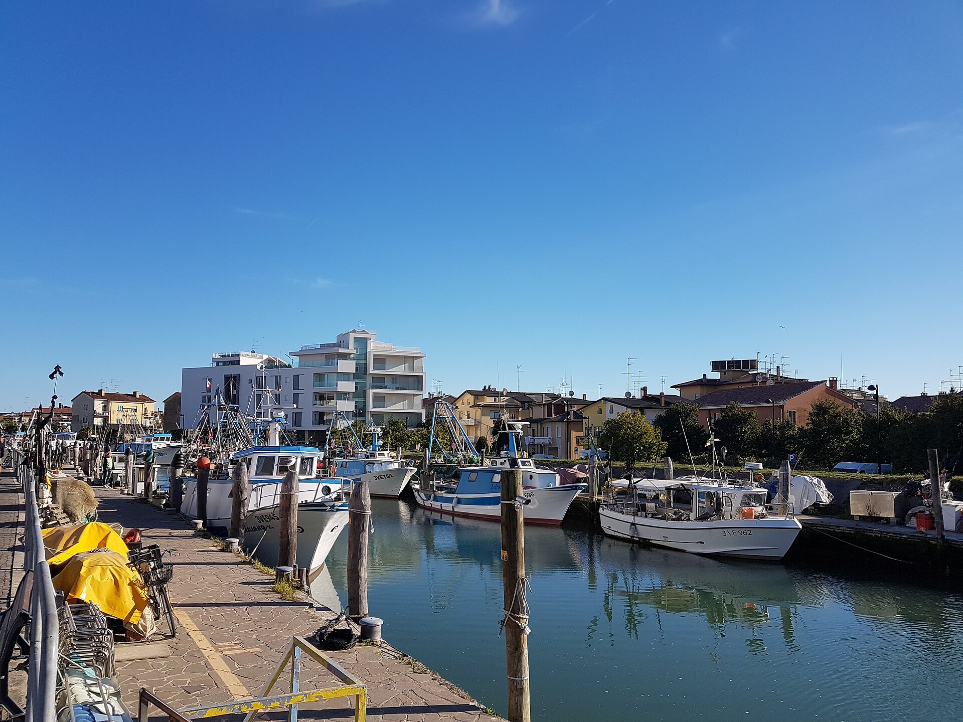 Pescherecci ormeggiati nel canale porto di Caorle
