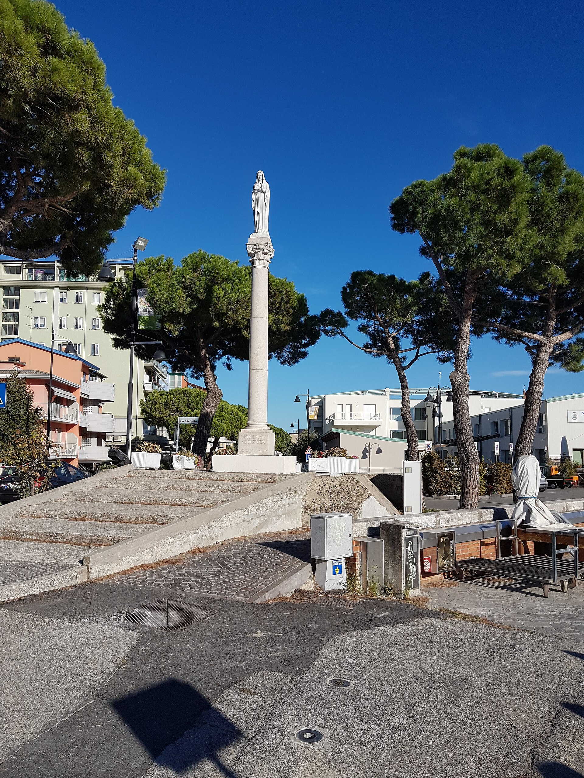 La riva del porto di Caorle con il monumento