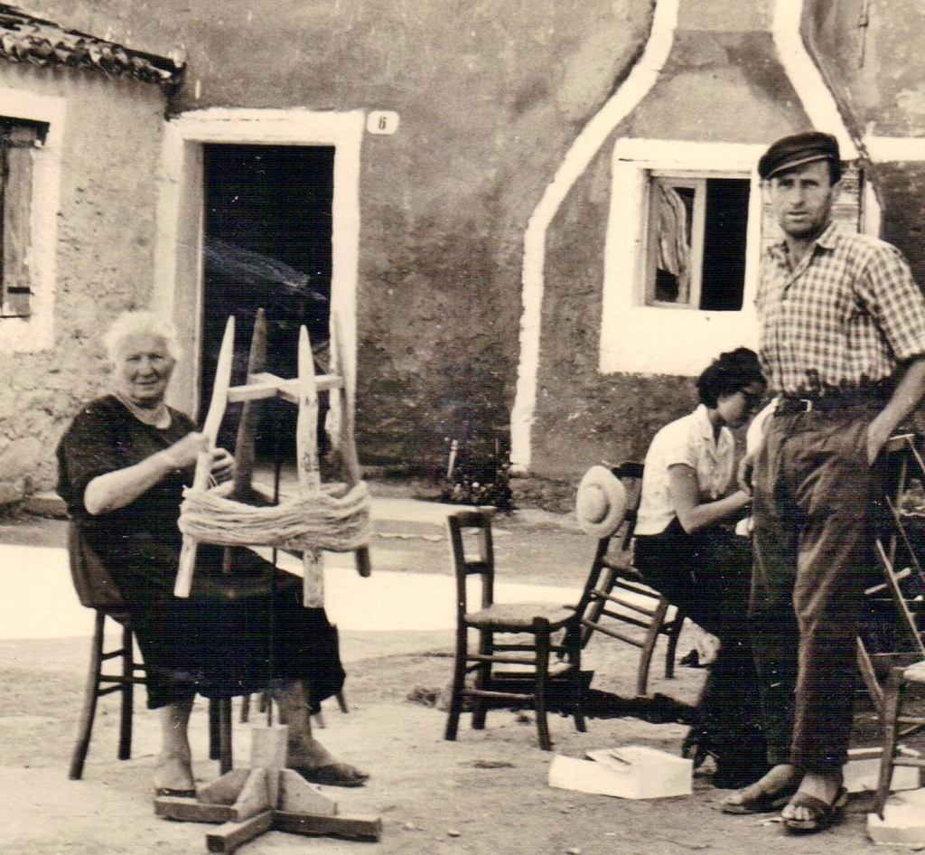 Foto d'archivio: donne e uomini al lavoro nel cortile di casa a Caorle